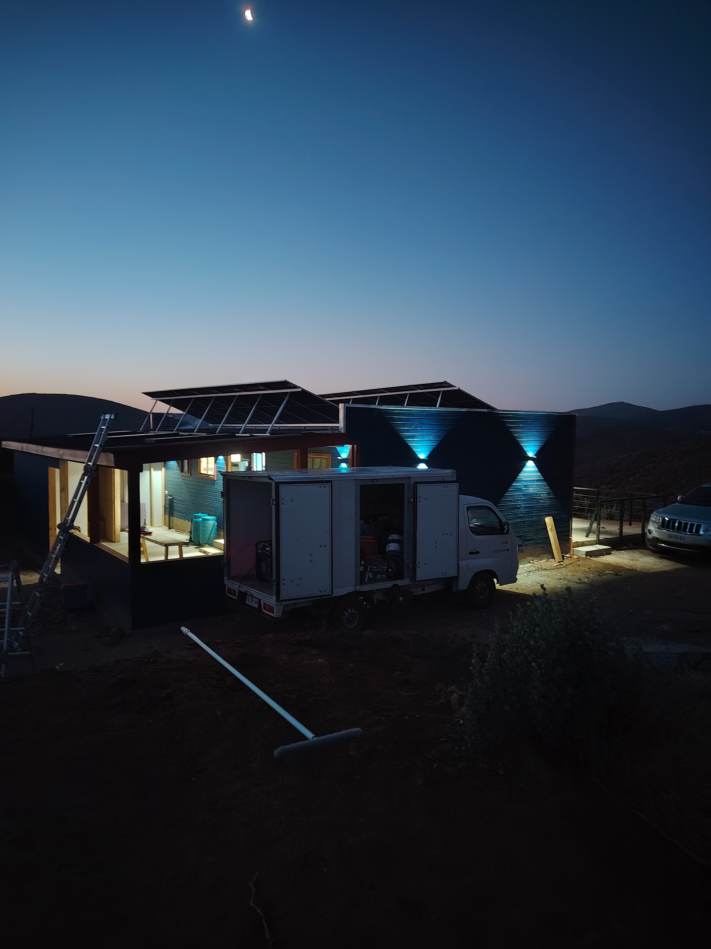 Vivienda con sistema Off-Grid en Canela funcionando de noche